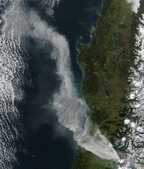 Vuoden 2011 Puyehue-Cordón Caulle -purkaus satelliitista kuvattuna. Lähde: http://earthobservatory.nasa.gov/IOTD/view.php?id=51316&eocn=image&eoci=related_image